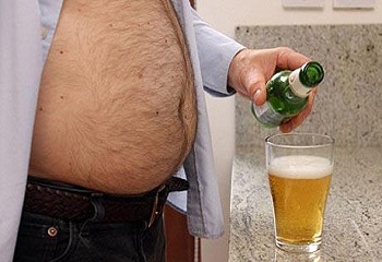 Elhízott alkoholfogyasztóknál drasztikusan megnő a magas vérnyomás esélye