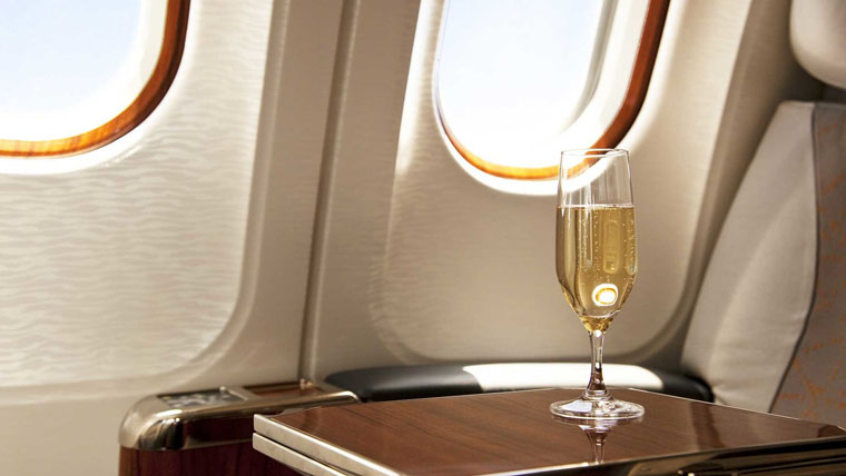 Tényleg más ízű a bor a repülőn?