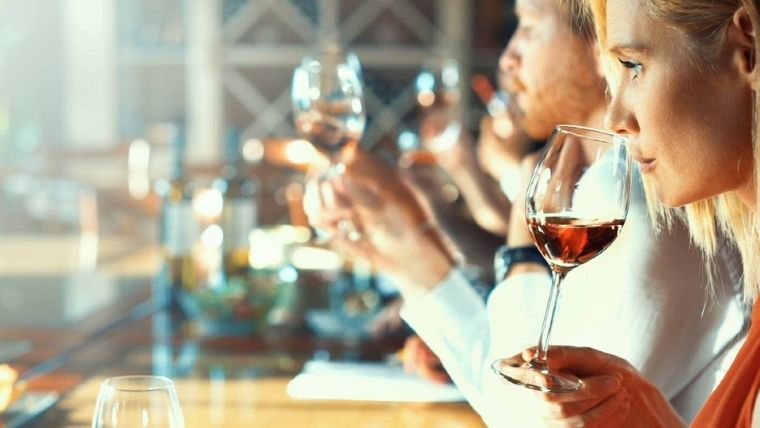 Vigyázat! Egy új kutatás szerint a bor ára becsaphatja az érzékszerveinket